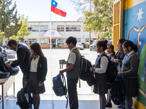 ¿Revisión de mochilas? El Colegio de Profesores tilda de “pobre” y “efectista” el proyecto Escuelas Protegidas de Kast