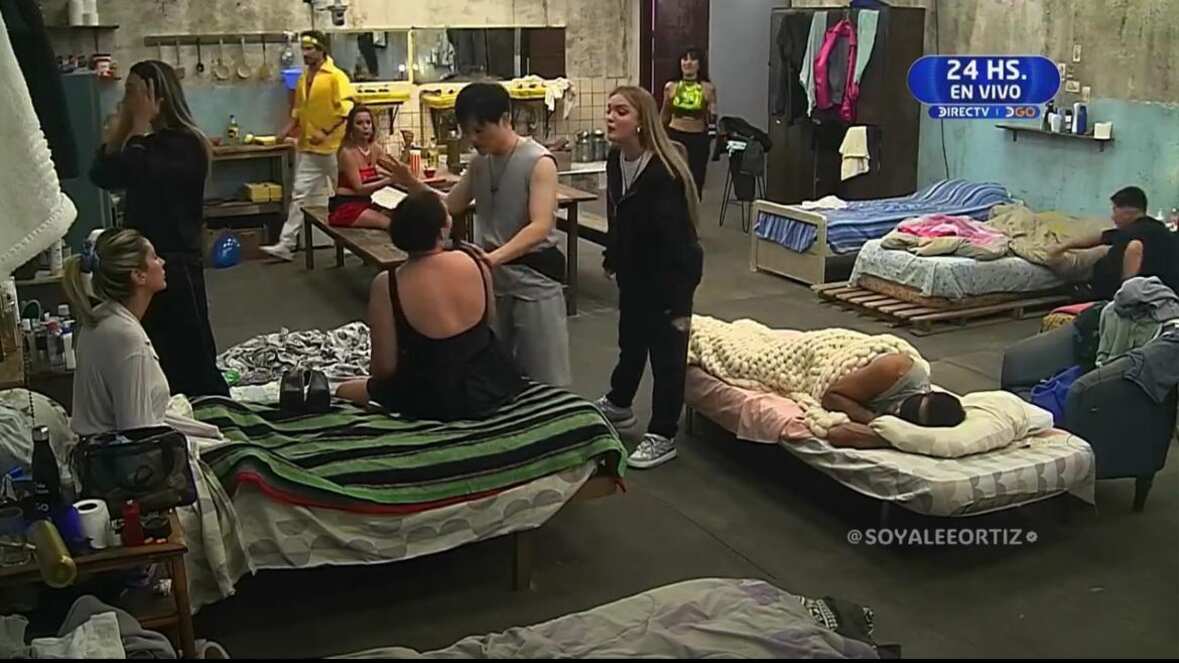 Si la animadora Eli de Caso y su hija Yuyuniz Navaz son mujeres con carácter, la nieta no se queda atrás. Así lo demostró Antonia Casanova en Gran Hermano, tras enfrentarse a los gritos frente a la brasileña Michelle Carvalho, una de las participantes más queridas por los televidentes del reality de CHV. 
Todo comenzó después de la tradicional fiesta de los viernes, cuando la modelo discutía -también a viva voz- con la madre de Antonia, producto del supuesto voto que habría realizado la joven contra ella. 
“Tu hija me votó y me mintió en la cara. No sé qué valores tiene. Cuando una persona le pregunta frente, tiene la posibilidad de decir (la verdad)... los valores que le das tú”, la reprochó.
Ante esto, Yuyuniz no se quedó callada y le respondió que “cada una juega como quiere”, criticándola que sus valores eran “tirar mierda para todos lados”. 
“A mí no me venga a mentir en la cara. De tal madre, tal hija. Dos mitómanas. No sé en qué reality piensas que estás, pero parece que se te olvida que hay cámaras grabándote. Pelas a todos y te haces amigos de todos. Ahí están los valores que le das a tu hija”.
Esas palabras, enfurecieron aún más a la hermana de Krishna Navas y le dijo “con mi hija no te metas”.
Antonia y Michelle a los gritos
Así estaban en una tensa discución, cuando aparece la joven en el sótano (la nueva sala donde debe estar el equipo perdedor) y se fue directo hacia la cama donde estaba sentada Carvalho y la increpó  duramente. Todo esto, mientras Yuyuniz observaba a la distancia, sentada en una banca tomando tecito. 
“Oye, ¿¡qué te pasa!? Tú nunca me preguntaste directamente si te había votado. No me preguntaste, ¡no soy ninguna mosca muerta! Yo no tengo ningún problema en decirte que te voté (...) ¡le dices hue... a mi mamá. Mitómana tú, ¡dime las cosas a la cara!”, le gritó desafiante. 
Tras ello, Yuhui intervino para calmar las aguas y la joven salió furibunda del sótano, gritando improperios de grueso calibre contra Michelle. 
“¡Mentirosa, estúpida, fea cu...! ¡Me la paso por el pi...!”, balbuceó indignada, mientras que de producción decidieron corta la transmisión, reviviendo las prácticas de la primera temporada cuando la piscina fue la gran protagonista.