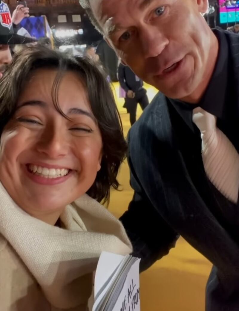 La joven chilena se convirtió en viral de redes sociales al aparecer junto a famosos actores en dos alfombras rojas a las que asistió en Inglaterra.