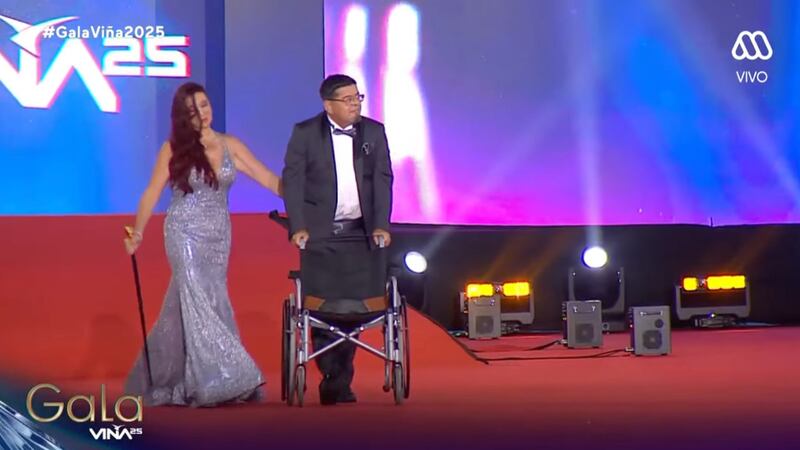“El Indio”, Mauricio Medina emocionó a todos en su paso por la gala: se levantó de una silla de ruedas y logró caminar
