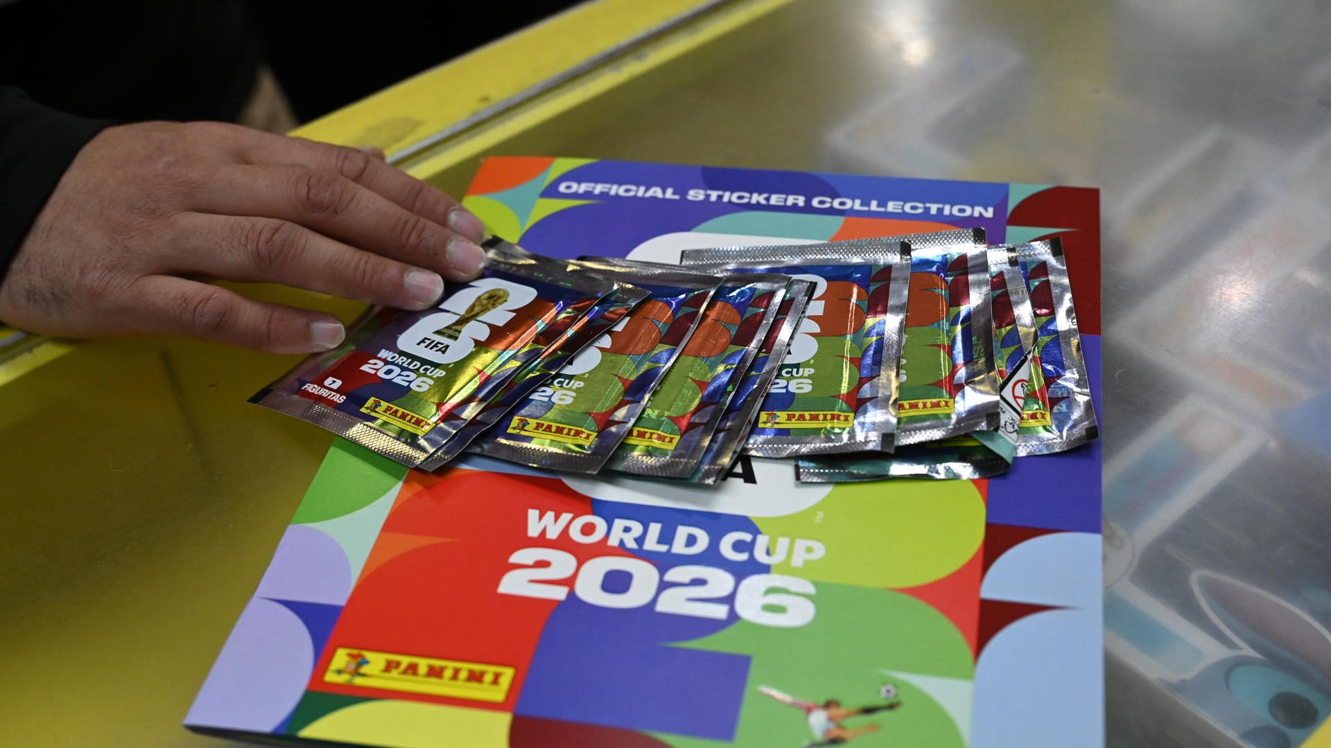 El furor por los cromos del Mundial desborda a Panini, vacía los quioscos y llena plazas