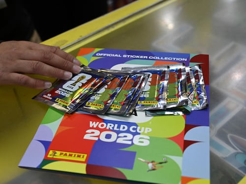 “Una actividad recreativa”: Municipalidad de Colina gastó casi 13 millones de pesos en comprar álbumes y sobres de láminas del Mundial 2026