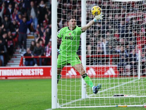 VIDEO: Dibu Martínez regala insólito gol en la Premier League