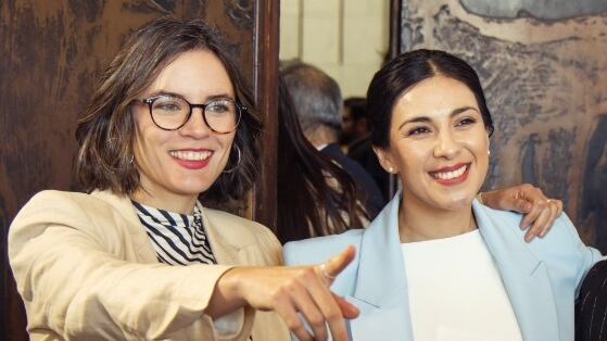 La ministra vocera felicitó a la diputada comunista por su embarazo.