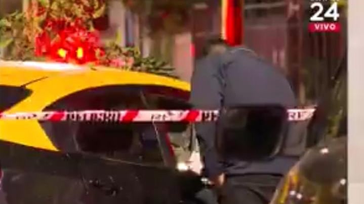 Hace días atrás un carabinero de franco murió al recibir un impacto de bala mientras trabajaba como guardia privado en una fiesta en el Teatro Caupolicán. Ahora, una nueva tragedia enluta a la institución luego que otro uniformado que se encontraba de día libre, muriera tras recibir un balazo mientras conducía un taxi en la comuna de Puente Alto.
Según informó Bío Bío, en un comienzo se pensó que había fallecido producto de un accidente de tránsito, puesto que fue encontrado al interior del auto, el cual chocó contra un poste, una casa y un árbol.
Posteriormente, se confirmó que la causa del deceso fue por un impacto de bala que recibió en la espalda, disparo que originó que perdiera el control del vehículo.
“Constituidos en el lugar empezamos a apreciar ciertas características distintas de una dinámica que no se tenía conocimiento en ese momento, que dice relación con el trayecto de un proyectil balístico que había en el asiento del conductor”, señaló el fiscal Juan Cheuquiante, consignó el citado medio.
Además, se comprobó que al carabinero le faltaban distintas pertenencias personales, lo que corroboraría que fue víctima de un asalto.