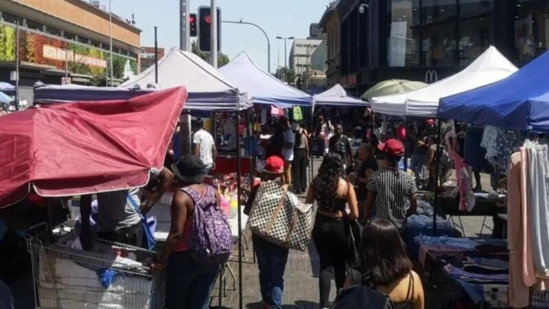 Municipios piden al SII iniciar acciones legales contra quienes abastecen al comercio ambulante ilegal