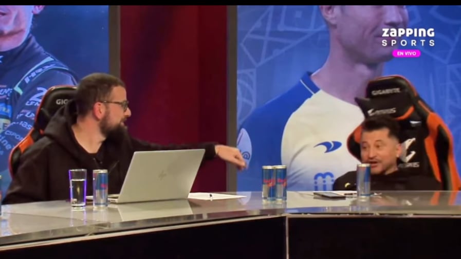 De cara al suelo. Así se fue el exarquero Nicolás Peric en el programa de TV Zapping Sports, donde es uno de los comentaristas deportivos.
Fue producto de una humorada que hizo el exfutbolista con la silla gamer, broma que finalmente lo dejó cayendo al piso, generando un hilarante momento que fue captado por la cuenta de Instagram @Televisivamente.
El Loco se sentó en la punta de la silla y comenzó a perderse poco a poco bajo el mesón del estudio, perdiendo el equilibrio completamente hasta desaparecer de la pantalla.
“Se puso complicado esto”, dijo de caer definitivamente.
