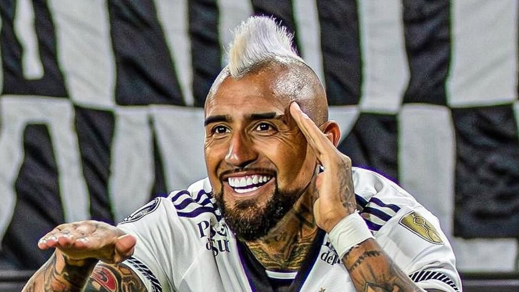 El futbolista de Colo Colo reveló el motivo de su particular corte de cabello y el futbolista en que se inspiró para hacérselo.