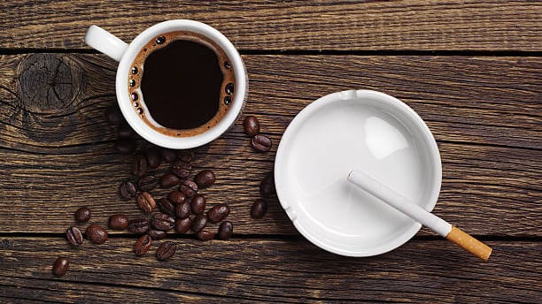 Miles son los adictos matutinos entre el café y cigarrillos