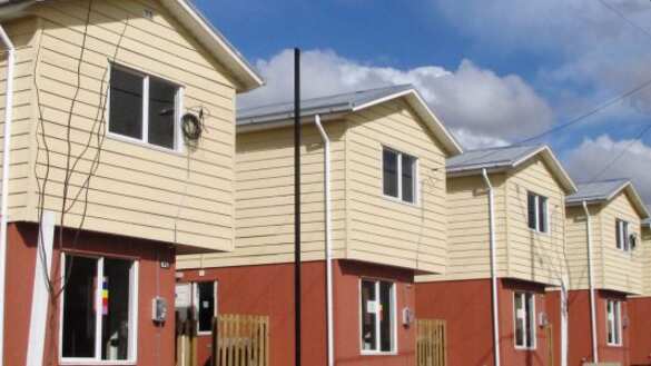 Pobre para el banco, rico para el SERVIU: cómo la clase media puede acceder a la vivienda propia en tiempos de crisis