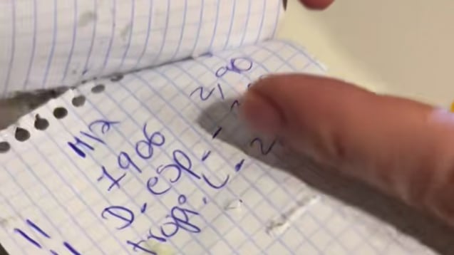 Escrito a mano y manchado con grasa: Joven explota tras recibir cuenta en restaurante