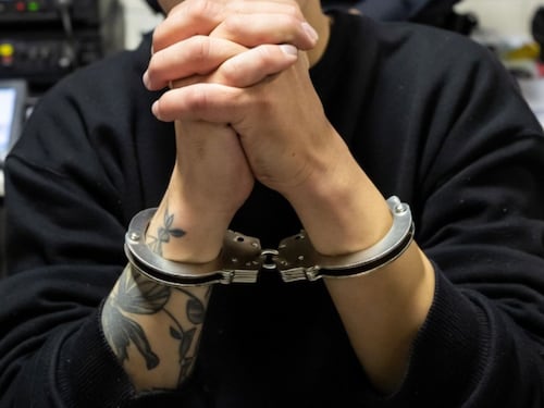 Detienen a artista urbano “Pandemia”, acusado de abusar y drogar a tres menores