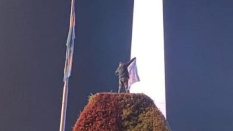 Hincha argentino muere al caer de altura en el Obelisco durante la final de Copa América