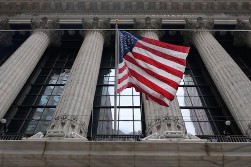 El petróleo baja a 95 dólares y los mercados bursátiles suben tras cese del fuego con Irán