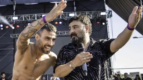 Jorge Valdivia en el escenario con Amar Azul