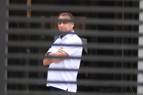 Detienen a Bolsonaro por presuntamente planear su fuga antes de entrar en prisión