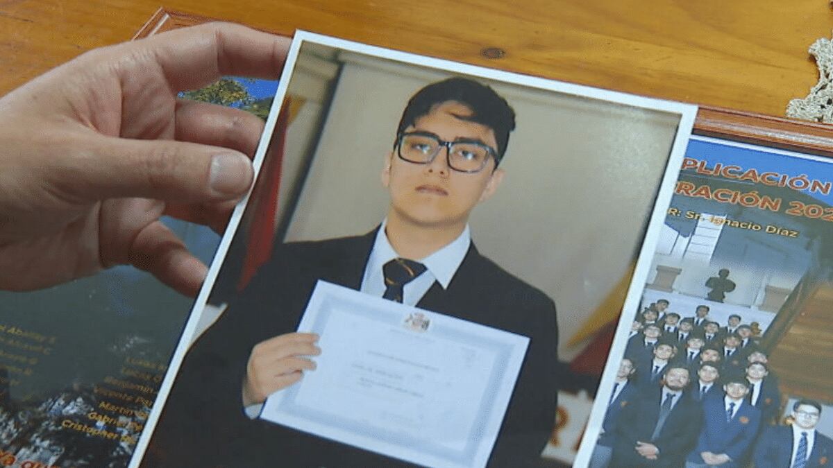 Este sábado se dieron a conocer los resultados del informe emitido por el Servicio Médico Legal sobre la causa de muerte de Franco Vargas, el joven conscripto de 19 años que falleció durante un entrenamiento militar en Putre, Región de Arica y Parinacota.
Según el informe, Vargas murió debido a una muerte súbita causada por un problema cardiaco, descartando la participación de terceros en su fallecimiento. Sin embargo, los detalles del entrenamiento al que fueron sometidos los conscriptos han levantado sospechas y preocupaciones por el trato que estarían recibiendo los soldados.
Las circunstancias del deceso de Franco Vargas
Fue el pasado 27 de abril, que Vargas y otros conscriptos fueron obligados a realizar una caminata en condiciones climáticas extremas, con temperaturas que alcanzaron los 15 grados bajo cero, según dieron a conocer testigos.
Además, según declararon testigos del hecho, Franco se habría desvanecido en dos oportunidades sin recibir la atención adecuada. A través de una denuncia anónima se reveló que “el muchacho pedía que le dieran la chaqueta y el milico le decía que no, que no y que no... que así nomás. No se la pasó y el niño se desmayó una vez. Después despertó y el milico lo siguió aporreando. Se volvió a desmayar. Creo que tiritaba, cagado de frío”.
Aunque el Ejército ha negado esta versión, los informes médicos muestran que 45 conscriptos presentaron cuadros infecciosos de origen respiratorio y gastrointestinal como resultado de esta actividad.
Dos de los conscriptos tuvieron que ser conectados a ventilación mecánica, mientras que uno corre el riesgo de perder una extremidad debido a las condiciones extremas a las que fueron expuestos. Además, testimonios de testigos revelan situaciones de humillación hacia los jóvenes durante el entrenamiento, lo que habría provocado un shock grupal y graves consecuencias en la salud mental de los soldados.
Ante esta situación, el Ejército ha anunciado que se investigará exhaustivamente los motivos que llevaron al deceso del joven soldado, y también, las posibles vejaciones y maltratos que habrían recibido los conscriptos al interior del entrenamiento.
Por su parte, la Ministra de Defensa Maya Fernández manifestó su preocupación por la gravedad de los hechos y aseguró que se buscará justicia para las familias. En ese sentido dio a conocer que se han iniciado las investigaciones “para saber, con toda la rigurosidad y también la celeridad que requiere el caso, qué es lo que ha sucedido”.