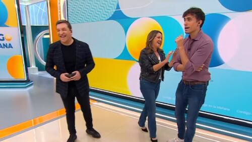 La periodista Monserrat Álvarez reveló que tuvo un romántico sueño con su compañero de CHV, Roberto Cox, lo que provocó las risas y bromas en el matinal “Contigo en la mañana”. “¡Pero solo una semana! ¡Ahí quedaste Ramón Ulloa!”, bromeó Julio César Rodríguez, ante la íntima confesión de la animadora.
“Te juro que no hay compañero que no haya tenido en mi historia televisiva... yo he soñado con todos los hombres con los que he conducido. Llevo una semana conduciendo con Cox y soñé con él. Y no es chiste”, señaló.