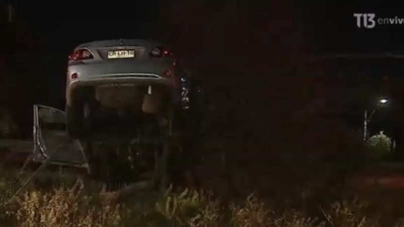 Hombre chocó y su auto terminó encima de una árbol en Quilicura: conductor perdió el control tras pensar que sería víctima de encerrona