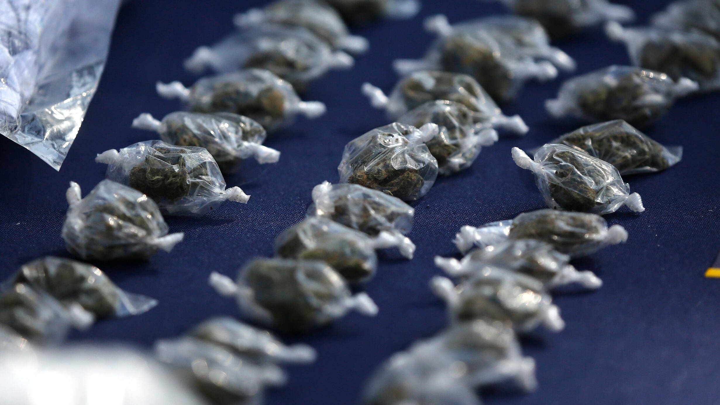 Parte del cargamento incautado por efectivos de Carabineros.