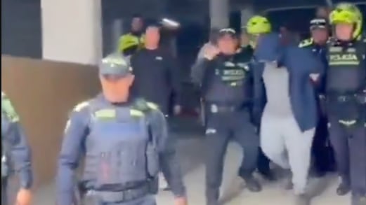 Indignación en Colombia: extranjero fue detenido tras presunta agresión a un menor en un Airbnb - Fuente: Video de X