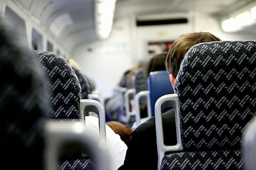Estas son las conductas prohibidas a bordo de un avión que te pueden llevar a la cárcel