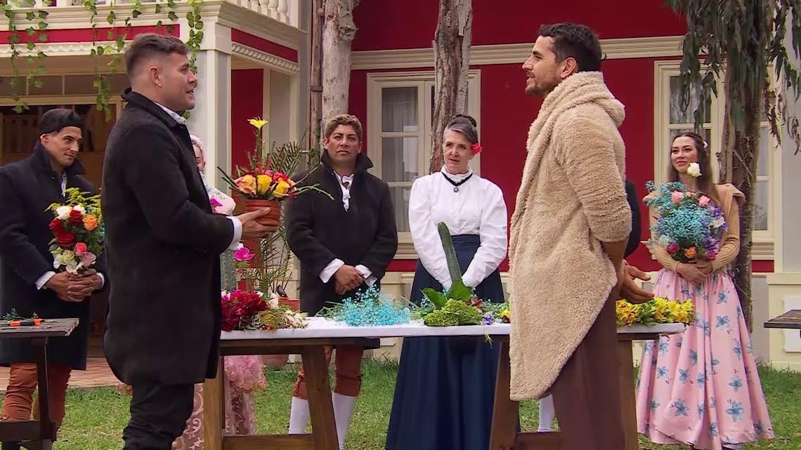 Un duelo de titanes. Así fue el cara a cara entre Pangal Andrade y el recién ingresado a ¿Ganar o servir? Francisco Rodríguez, el deportista que triunfa en la televisión peruana, como experto en competencias físicas.
Todo ocurrió en una actividad donde el equipo que perdió la prueba y quedó como Sirvientes, tuvo que entregar un ramo de flores a los ganadores y explicar su significado.
Ahí, el oriundo del Cajón del Maipo, le entregó un arreglo floral, pero con espinas, la cual llamó “muerte súbita”.