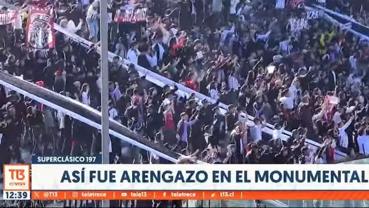 Uno de los hinchas de Colo Colo debió ser retirado en camilla desde el recinto de Macul luego de desplomarse de uno los techos del estadio Monumental.