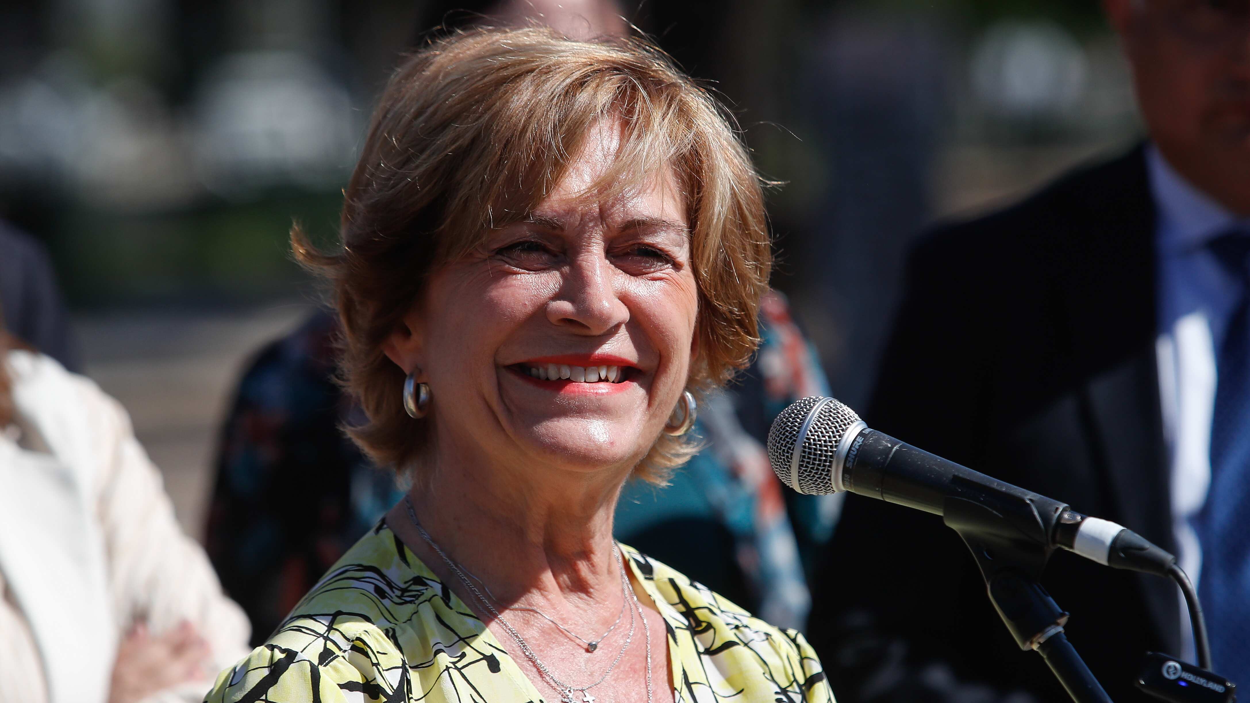 Evelyn Matthei presenta Plan Cárceles | 09 DE DICIEMBRE DE 2024 / SANTIAGO
Evelyn Matthei y miembros de la comisión de seguridad de su sector, que han estudiado los problemas de infraestructura carcelaria en Chile se reúnen frente al Centro Penitenciario Femenino de San Joaquín para presentar el Programa Integral de Infraestructura Penitenciaria denominado “Plan Cárceles”.
FOTO: DIEGO MARTIN /AGENCIAUNO