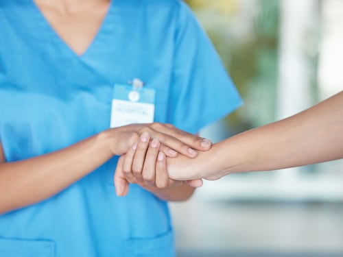 Denuncian a enfermera por robo de muestras biológicas para entrenar a su perro en el rescate de personas