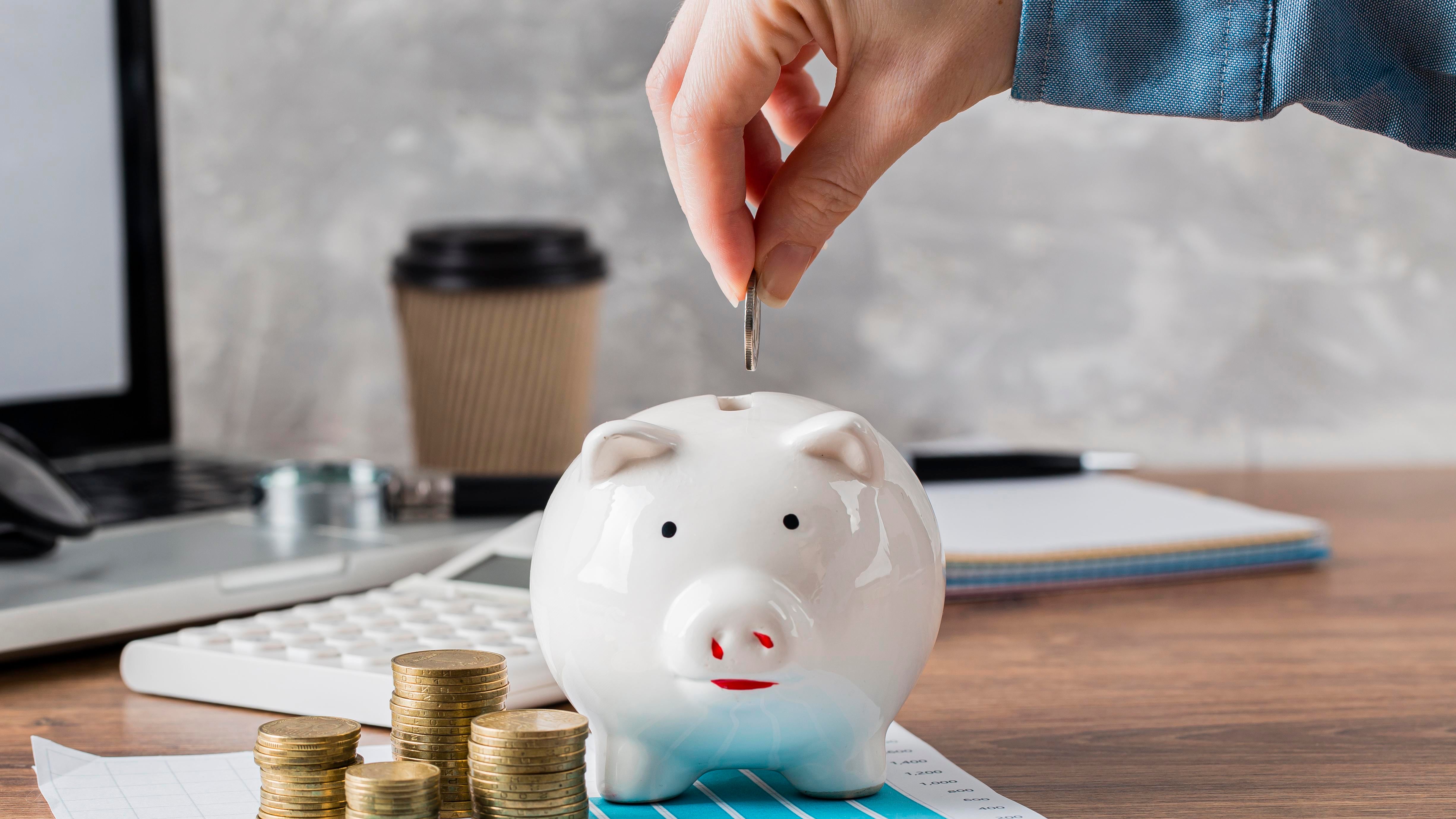 Un fondo de ahorro personal te permite separar dinero de forma ordenada para destinarlo a una meta específica en un plazo definido. Foto: Magnific.