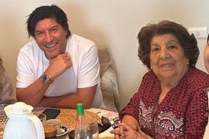 "Alicia sigue siendo la reina de las cazuelas, la número uno", afirmó Zamorano de su madre, quien ya tiene 86 años y según el retirado futbolista, está "al ciento por ciento" de salud.