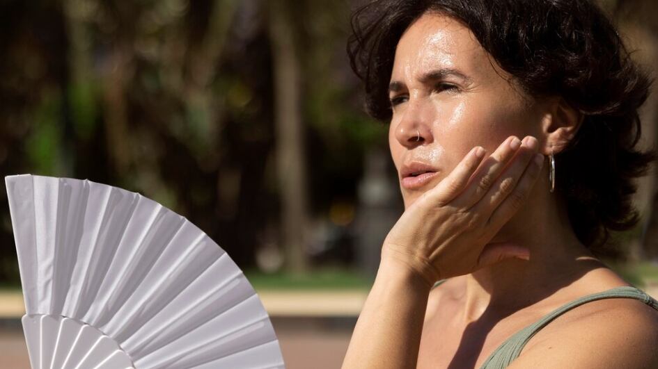Anciana luchando con alta temperatura