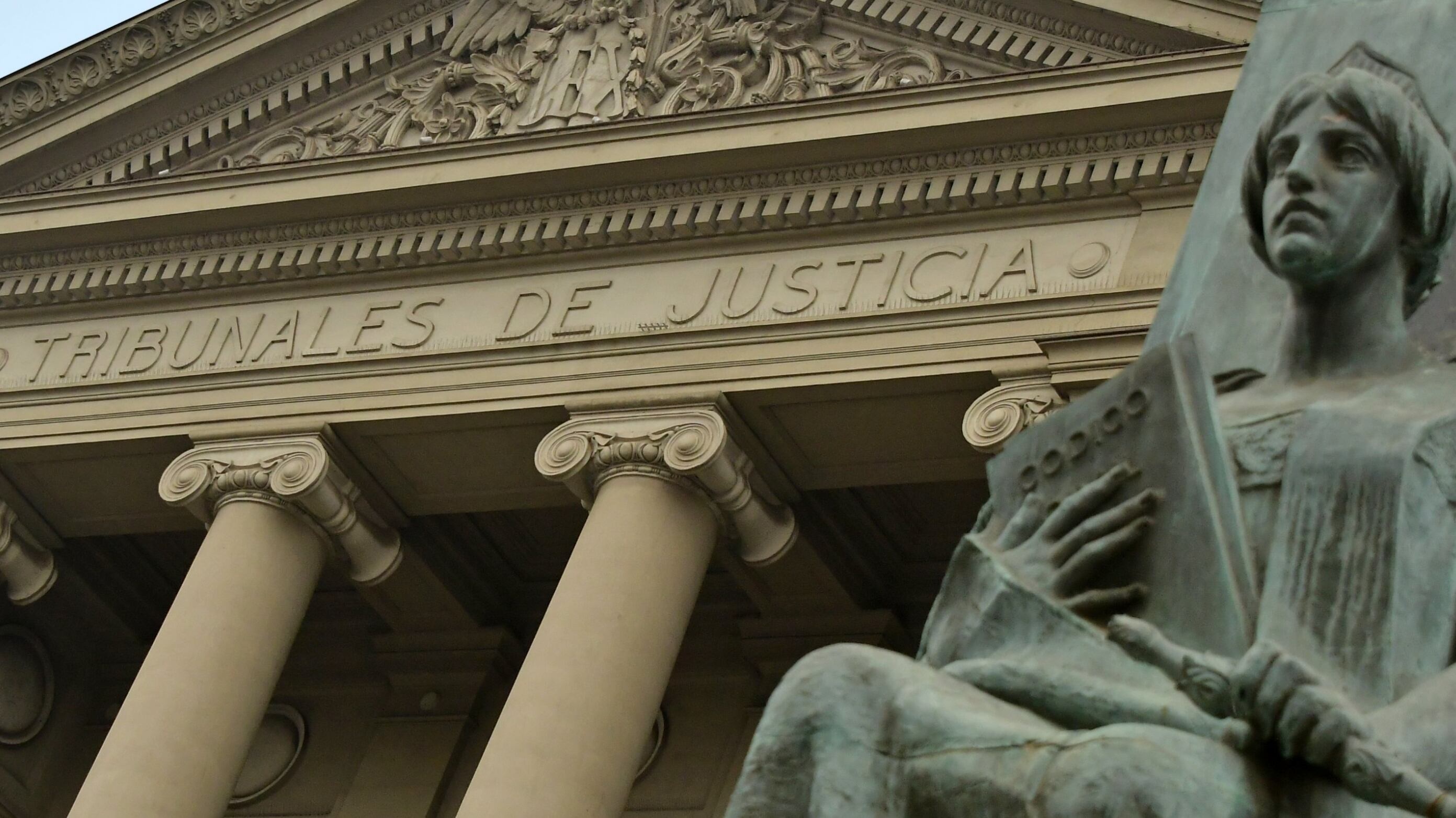 Imagen referencial de la fachada de los Tribunales de Justicia en Chile.
