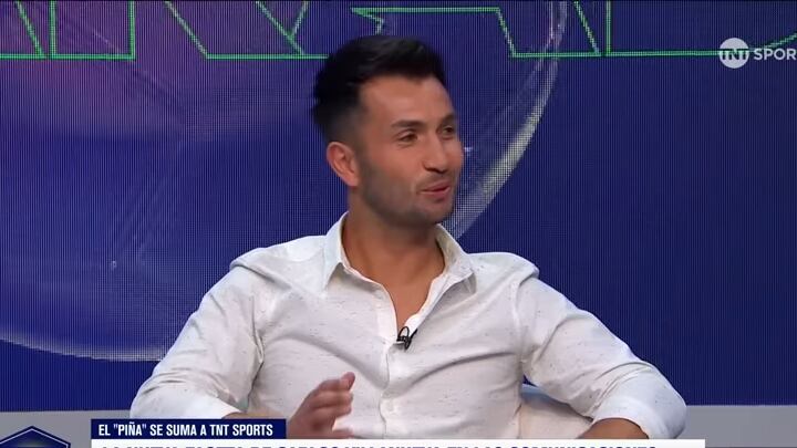 El exfutbolista chileno debutó este martes en TNT Sports en su nuevo rol de comentarista deportivo.
