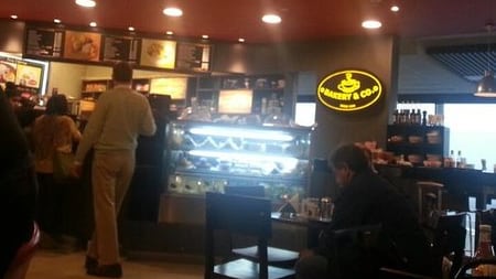 Pasajeros denuncian altos precios en cafetería del Aeropuerto de Santiago.