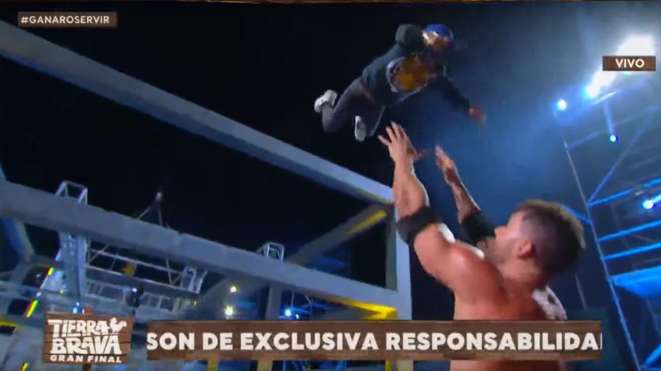 Los buenos guionistas explican que una película tiene un cierre perfecto, cuando la primera y la última escena son similares. Justamente, eso fue lo que pasó en la final de Tierra Brava, donde el flamante ganador Fabio Agostini, repitió la misma acción que realizó con Miguelito el primer día que arribaron a Perú, cuando lo lanzó por los aires.
Fue a modo de celebración que el capitán tomó en brazos al pequeño gigante y lo tiró hacia arriba, como si fuera un balón de fútbol o un tierno peluche, al igual como la primera vez cuando llegaron a la casona en Perú y Miguelito se perdió por el cielo y la cámara ni siquiera pudo enfocarlo, debido a la altura que alcanzó el comediante de baja estatura.
Pero, no lo hizo una sola vez, sino que debido a la euforia y alegría de ganarle a Mateucci y quedarse con 25 millones de pesos, Fabio lanzó a Miguelito en dos oportunidades a su amigo, quien se acercó a felicitarlo.