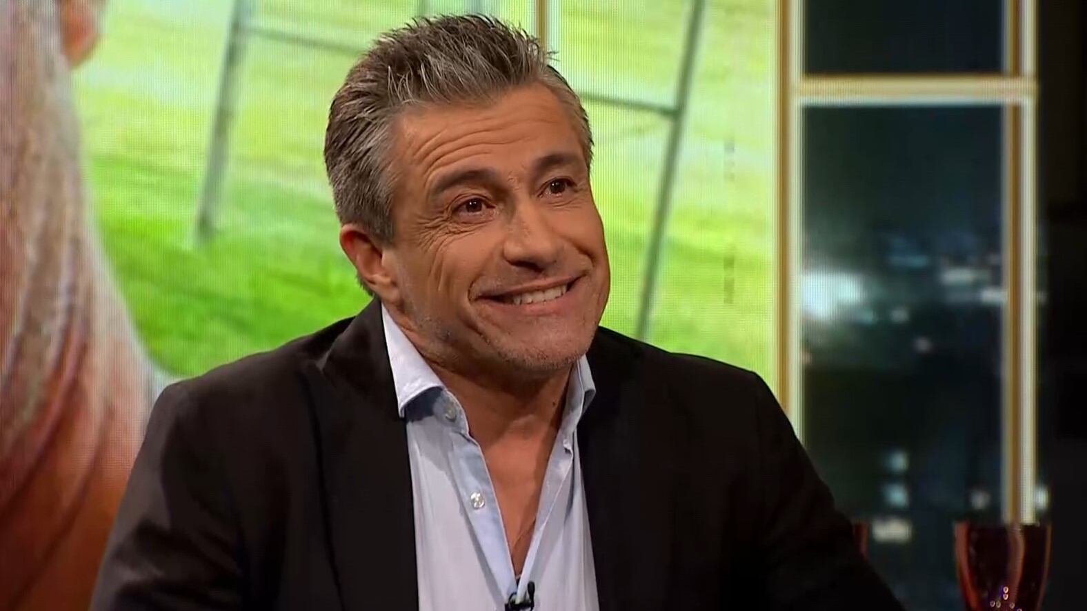 Fue en la primera estación, instancia inicial donde el invitado responde a las interrogantes de Diana, donde Fernando relató que estuvo al borde de la muerte producto de los excesos, manifestando que “yo no me morí de casualidad... Por años coqueteé con excesos, con consumos y algunas sustancias que me permitían anestesiarme”, para agregar que “por años yo hice eso, al punto que hubo un momento en que se me descontroló completamente, y ese descontrol fue tan grande, en el aumento de la frecuencia y de la cantidad de consumo, que honestamente Dios me dejó acá por alguna razón”.
Siguendo el relato, el periodista se sincera y dice que “no es que tú te quieras morir, pero llega un momento que a veces te da un poco lo mismo”, agregegando que “lo que no he logrado descubrir, y aún no lo sé, es por qué me descontrolé desde el 2023 hasta el 2024... ¿Sabes cuál era mi único objetivo? no sentir, estar anestesiado todo el día”.
Manifiesta que vivió todo ese proceso en soledad, por decisión propia, destacando que hubo la intención de apoyo de sus más cercanos, sin embargo, hacía caso omiso a aquello. “Yo llegué a un punto de tener las luces apagadas, solo, mis amigos golpeando tratando de derribarme la puerta para que yo les abriera y no les abría simulando que no estaba adentro y era obvio que yo estaba adentro porque mi auto estaba abajo”, para gregar que “no quería que nadie me enjuiciara, que nadie me dijera nada. Quería que me dejaran solo... Contestándole sólo a mi madre para que supiera que estaba vivo”.
En relación a la entrevista dada por Ivette Vergara a Luis Jara el año pasado, el que llevó a un quiebre definitivo en la amistad entre Fernando y el cantante, Solabarrieta maniesta que “ella da una entrevista a alguien que yo consideraba mi amigo, que dejó de serlo para siempre”, haciendo alusión a que se tocó el tema de su separación a pesar de la cercanía que tenían no sólo como amigos, sino también como padrino (Luis) de uno de los hijos de Fernando. “Su única amistad es con la televisión y su ego... Él no tiene más amigos que su ego”, agregando que “peor que eso, y esto habla de como es él, al día siguente me llaman de su programa para que yo vaya a contestarle a Ivette... Yo eso a un amigo no se lo acepto”, fianlizando que el cantante optó por una decisión que Fernando califica como “un acto brutal de cobardía, me bloqueó... Y me doy cuenta de lo que mucha gente me había dicho y que yo no me había querido dar cuenta, que hay gente que vive de su ego y la televisión y que es lo único que le importa, después de eso me lo demostró”.