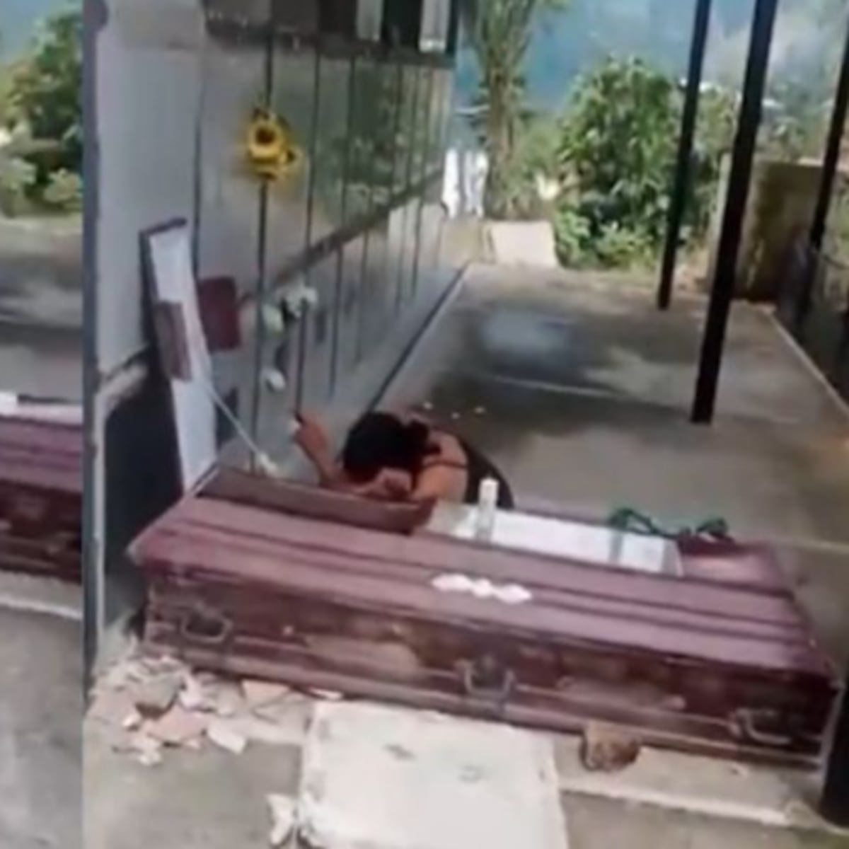 Mujer abre ataúd para bañar y vestir fallecido Mujer abre ataúd para bañar y vestir fallecido