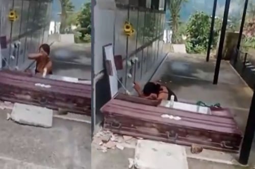 Mujer abre un ataúd para “bañar y vestir” a un fallecido: el video se viralizó
