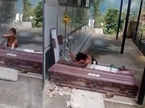 Mujer abre un ataúd para “bañar y vestir” a un fallecido: el video se viralizó