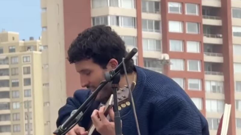 ¡Qué gran gesto! Sebastián Yatra deleita a los fanáticos con breve concierto frente a su hotel en Viña del Mar