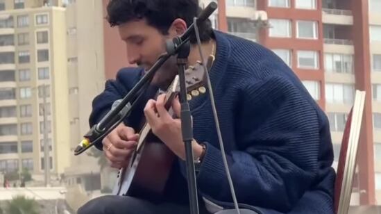 ¡Qué gran gesto! Sebastián Yatra deleita a las fanáticas con breve concierto frente a su hotel en Viña del Mar.