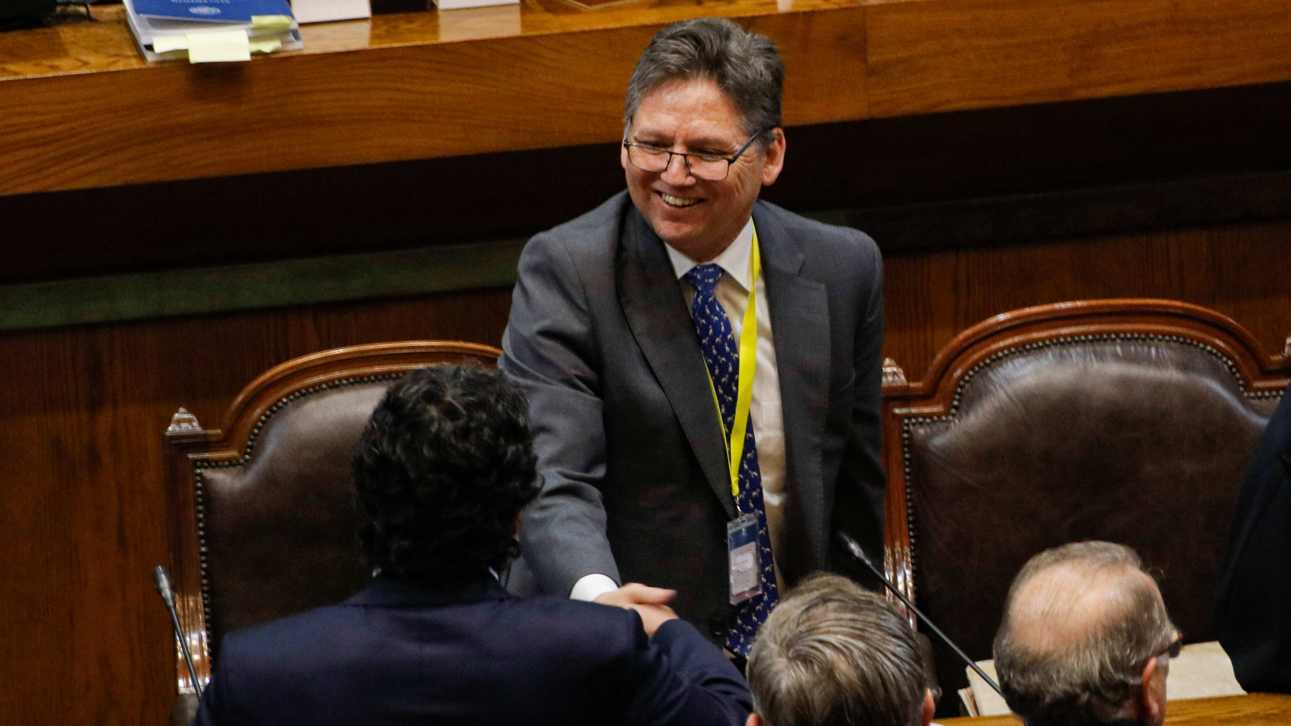 15 OCTUBRE 2024/ VALPARAÍSO
El Ministro de la Corte Suprema, Jean Pierre Matus, junto a su abogado defensor, Luciano Fouillioux, saludan a diputados y diputadas tras ser rechazada la Acusación Consitucional en su contra.
FOTO: SEBASTIAN RIOS /AGENCIAUNO