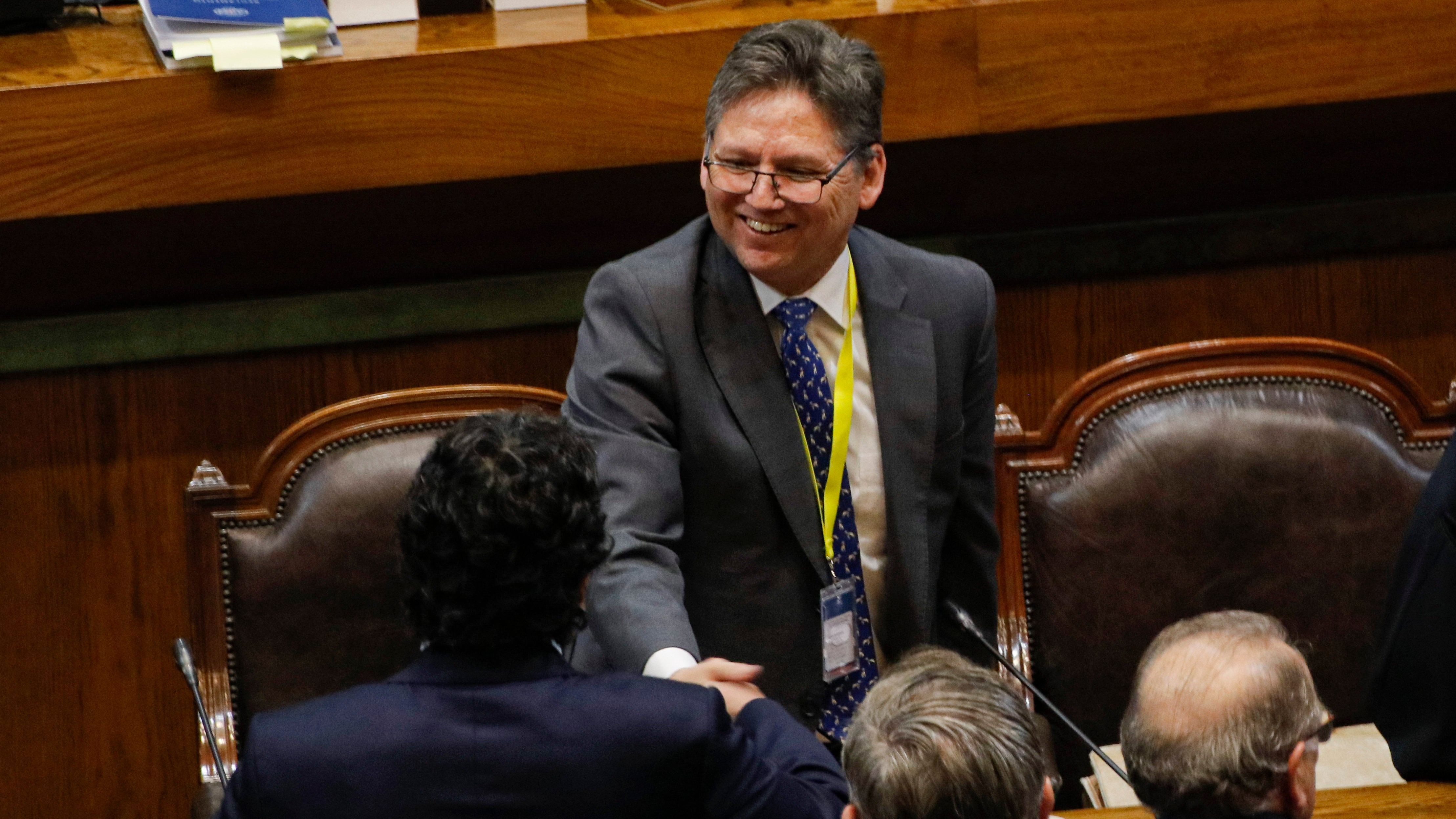 15 OCTUBRE 2024/ VALPARAÍSO
El Ministro de la Corte Suprema, Jean Pierre Matus, junto a su abogado defensor, Luciano Fouillioux, saludan a diputados y diputadas tras ser rechazada la Acusación Consitucional en su contra.
FOTO: SEBASTIAN RIOS /AGENCIAUNO