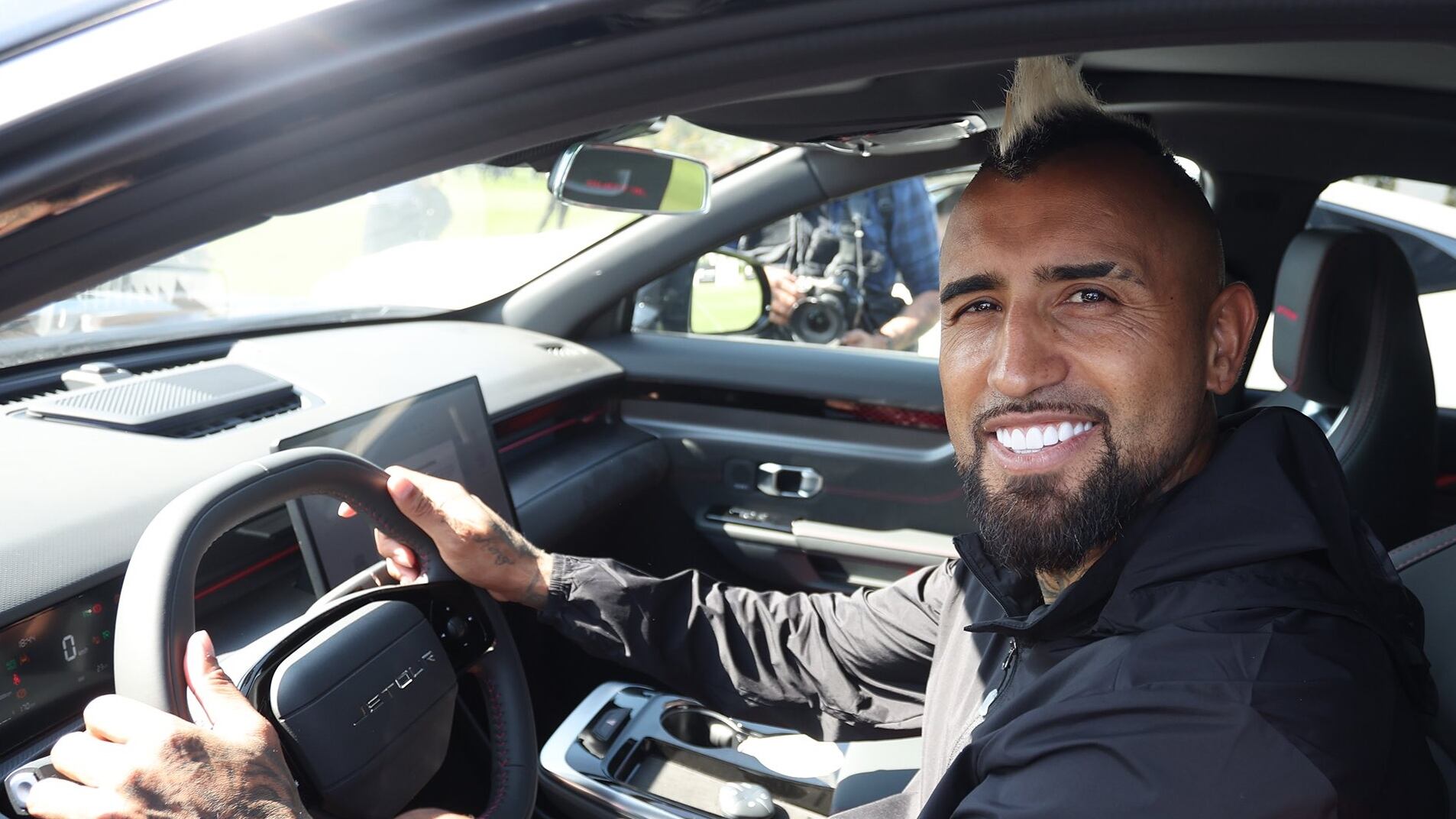 El King junto a los demás integrantes del plantel de Colo Colo y el cuerpo técnico del Cacique recibieron de regalo unos vehículos de marca Jetour.