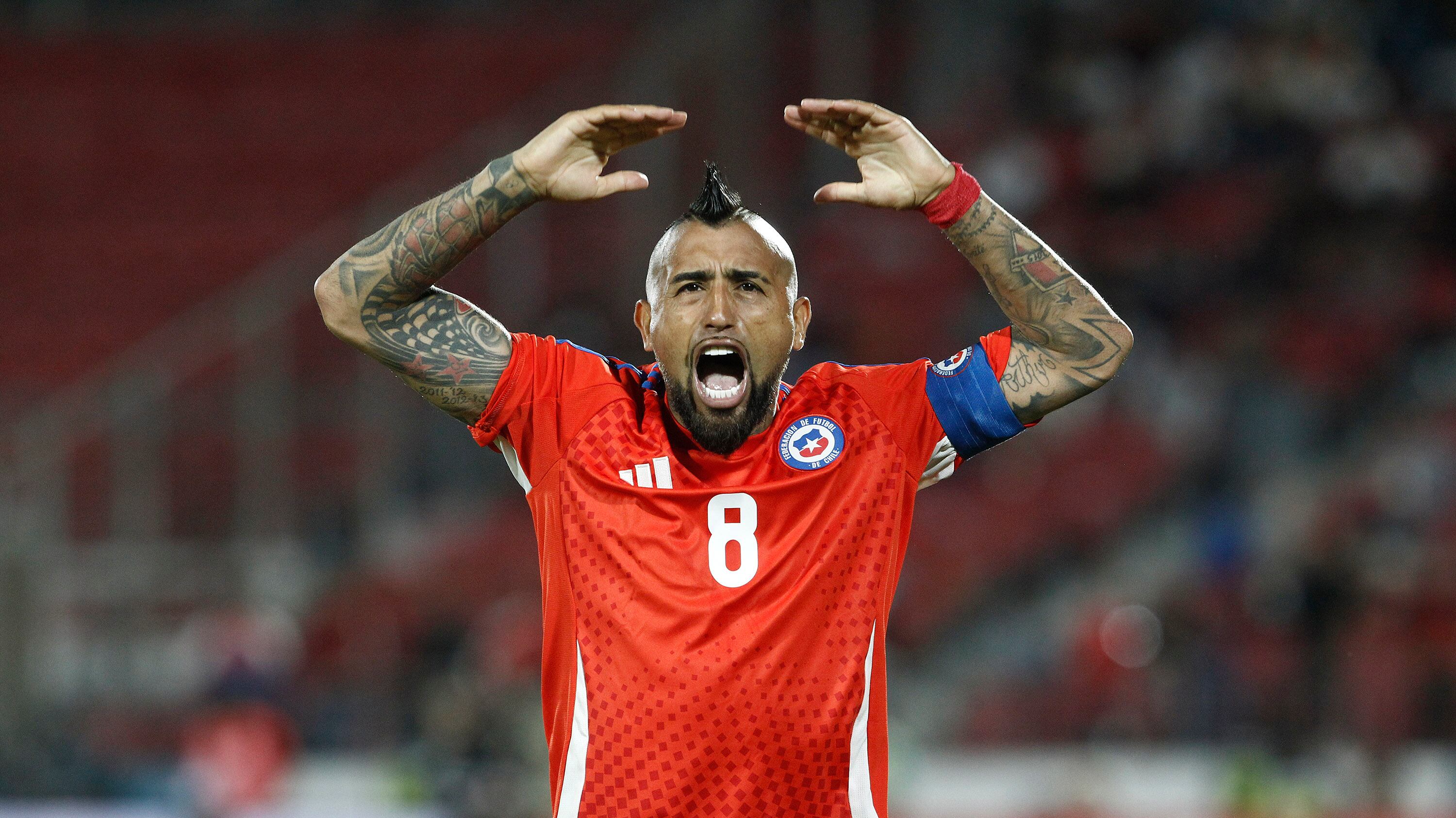 **FOTOS QUE MARCARON 2024** | 19 DE NOVIEMBRE DE 2024, SANTIAGO
Arturo Vidal Arenga al público Durante el partido, válido por la décima segunda fecha de las clasificatorias 2026, entre las selecciones de Chile y Venezuela, disputado en el estadio Nacional
FOTO:ERNESTO GUEVARA/ AGENCIA UNO