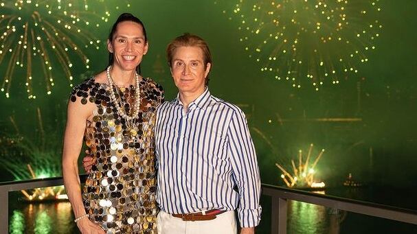 El fashionista contó detalles de su actual relación con su expareja en Estados Unidos.