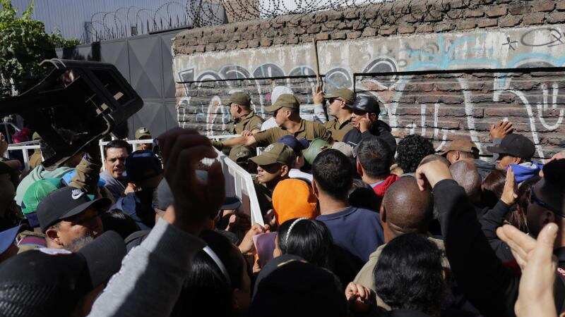 Aton Chile- Caos en Barrio Meiggs por enrolamiento migratorio