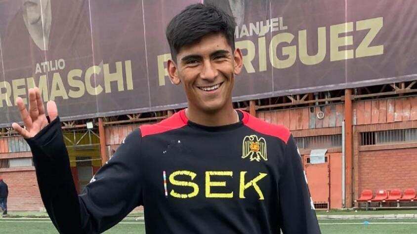 “Tení alguna foto tuya? Pero de tu cuerpo, qué te cuesta”. Esas frases son parte de algunos de los mensajes que el futbolista Valentín Vidal de Unión Española mantuvo con una menor de 13 años a través de Instagram. Actualmente, el jugador de 20 años se encuentra detenido por presunta violación y abuso sexual contra la estudiante de sexto básico.
Todo quedó al descubierto cuando una hermana de la presunta víctima la fue a buscar al colegio, pero para su sorpresa, le informaron que ya había sido retirada “por un primo”.
Ahí, tras comprobar que eso era falso, descubrieron que había mantenido conversaciones con Valentín Vidal desde el celular de un compañero de curso, por lo cual pudieron acceder a las conversaciones y la dirección del hombre, quien además es seleccionado nacional Sub 20.
